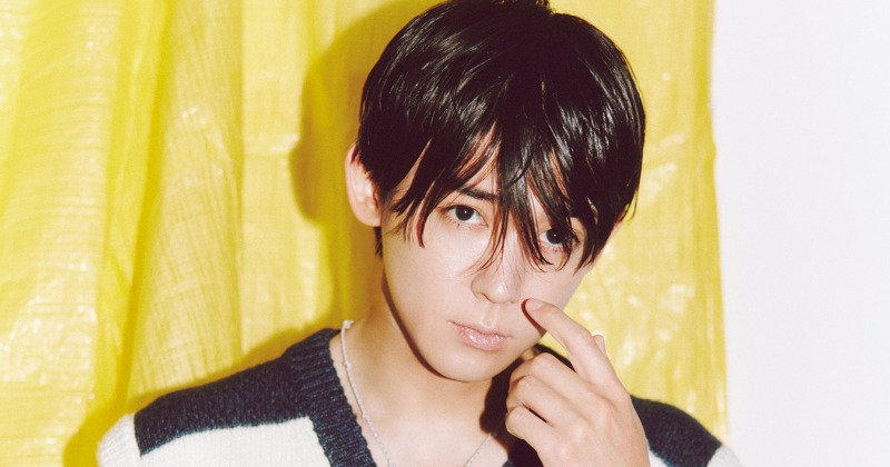 ジャニーズWEST小瀧望、シックでプレイフルな秋の装いで登場 少年時代