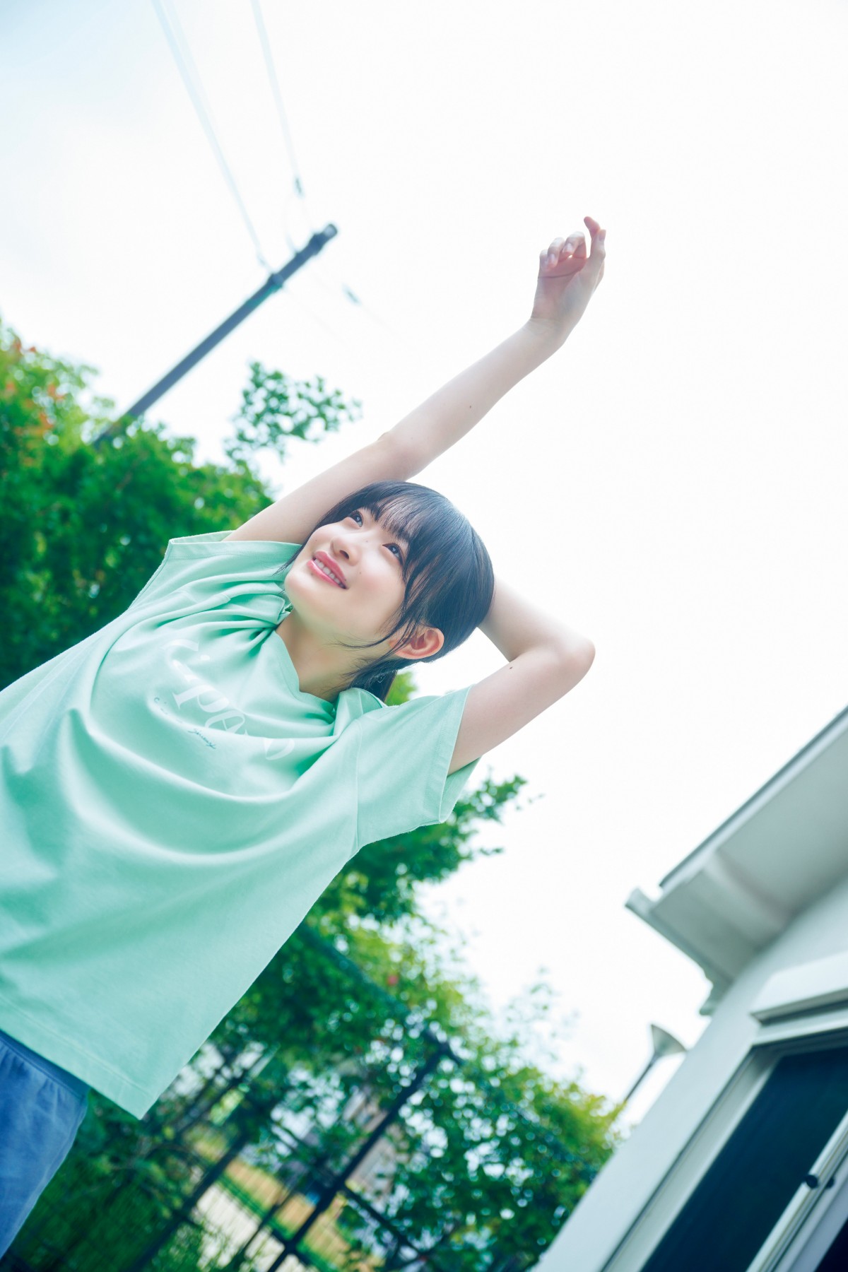 櫻坂46小島凪紗、青春いっぱいの“放課後”グラビア 喫茶店のクリーム