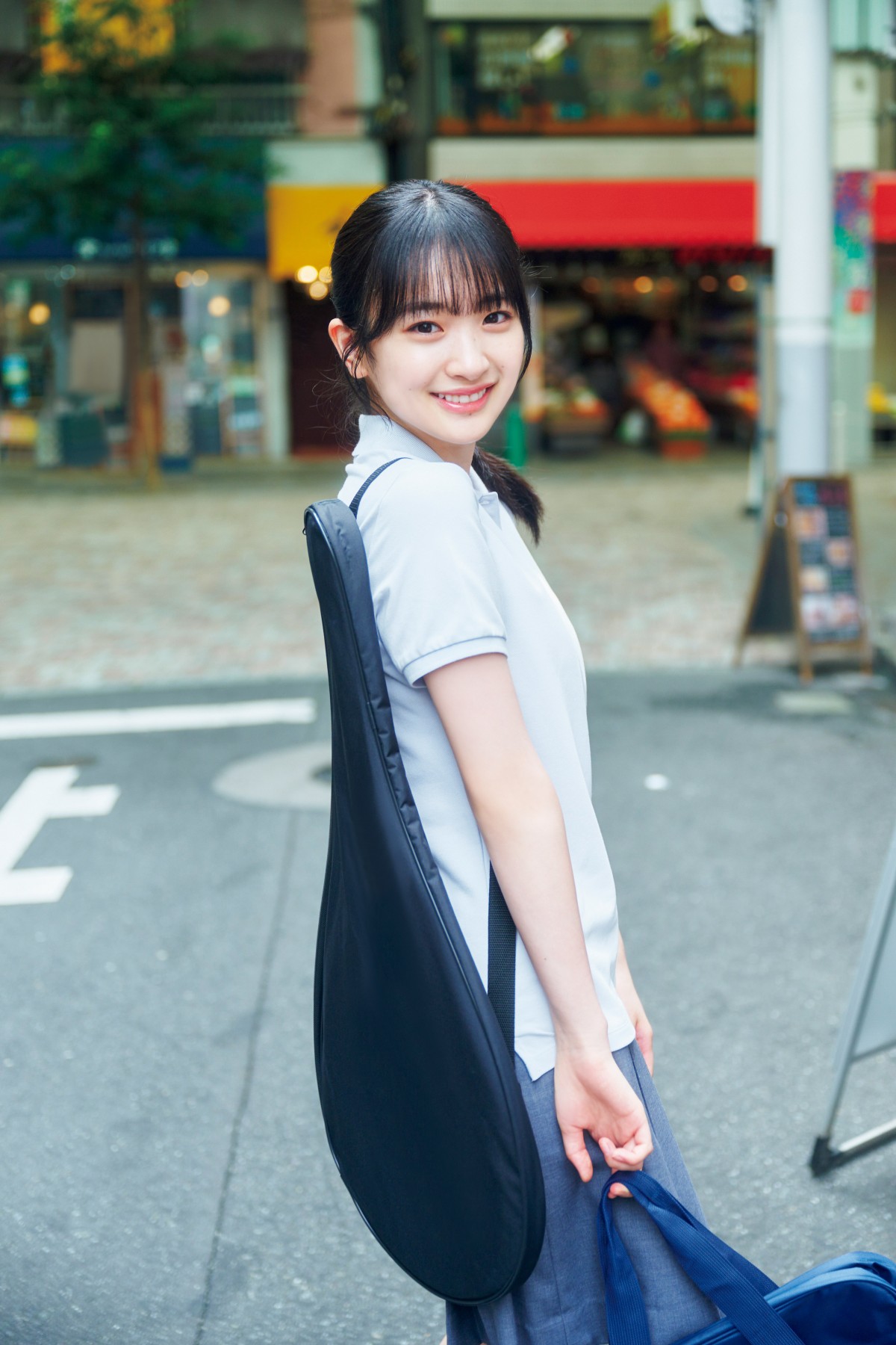 櫻坂46小島凪紗、青春いっぱいの“放課後”グラビア 喫茶店のクリーム