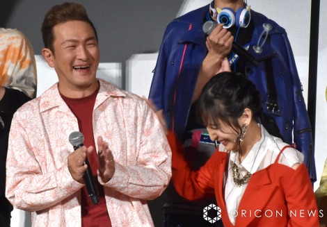 �w���ʃ��C�_�[�M�[�c 4�l�̃G�[�X�ƍ��ρx�w���l����L���O�I�[�W���[ �A�h�x���`���[�E�w�u���x���J�������䂠�����̖͗l �iC�jORICON NewS inc. 