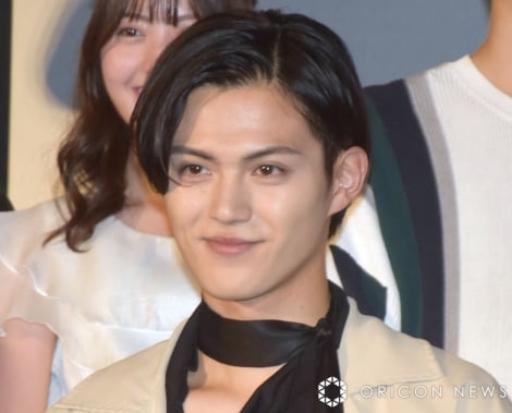 簡秀吉　ギーツ　本島純政　ガッチャード　直筆サイン入　2ショット　生写真　チェキ 映画『仮面ライダー THE WINTER MOVIE ガッチャード＆ギーツ