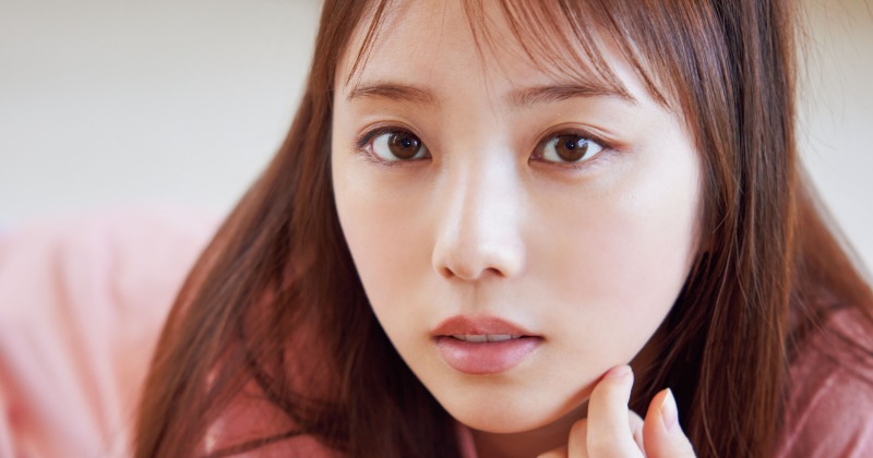 乃木坂46与田祐希、部屋着でオフ感満載ショット 『サンデー