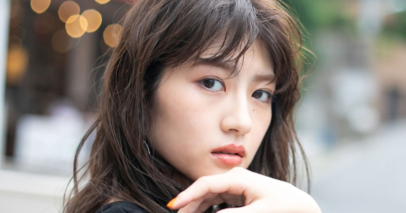 若月佑美、ミニスカ制服ショットに反響「乃木坂加入時の写真ですか