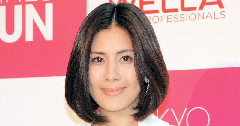 49歳・長谷川理恵「面積ちいさいビキニ好き」 赤水着姿にファン歓喜「スタイル抜群」「メリハリボディー」 | ORICON NEWS