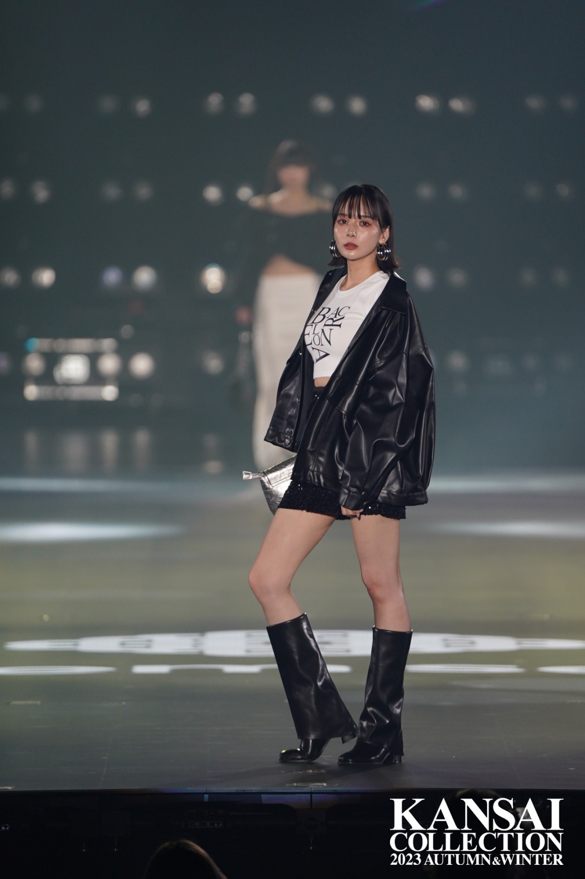 プロ雀士・岡田紗佳、太もも全開な超ミニスカ美脚「息を呑むほど美しい