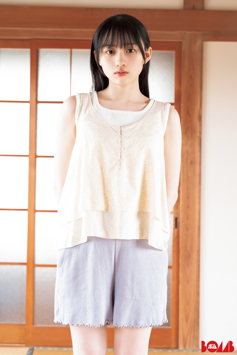 乃木坂46川崎桜、素肌感あるコーデで『BOMB』表紙 中村麗乃＆中西