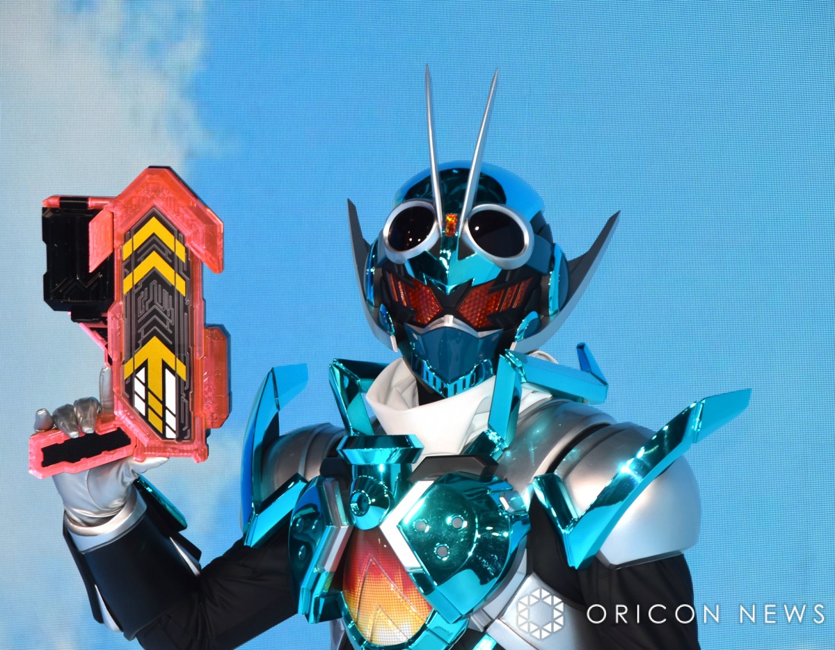 鉄製）仮面ライダー像 鉄製）仮面ライダー像