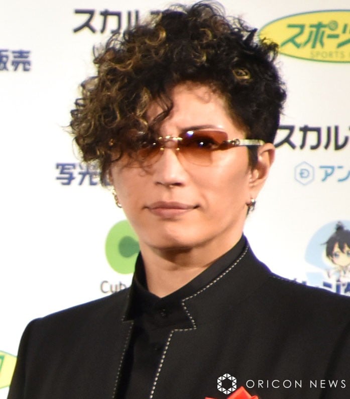 GACKT、マレーシアで乗る“紫のランボルギーニ”を公開「これはカッコ良すぎる！」「エヴァ色ランボ」 | ORICON NEWS