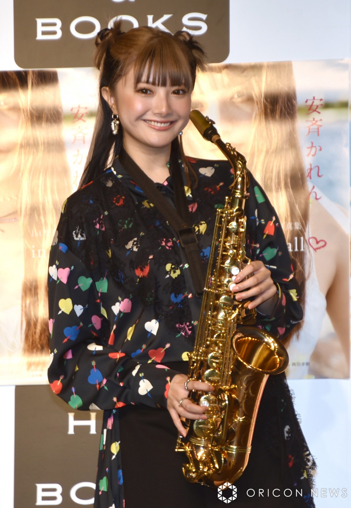 安斉かれん、地元・藤沢で写真集撮影 吹奏楽部時代のサックス