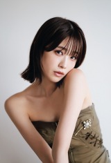 高橋ひかる、美しさ際立つ2パターン表紙公開 ポスターは美肌が眩しい 