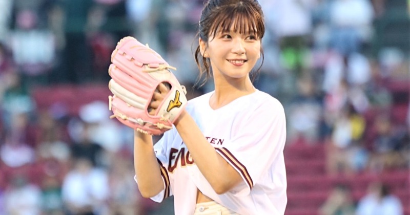 宇野実彩子、白ショーパンで左足を真っ直ぐ上げ…美太ももあらわ