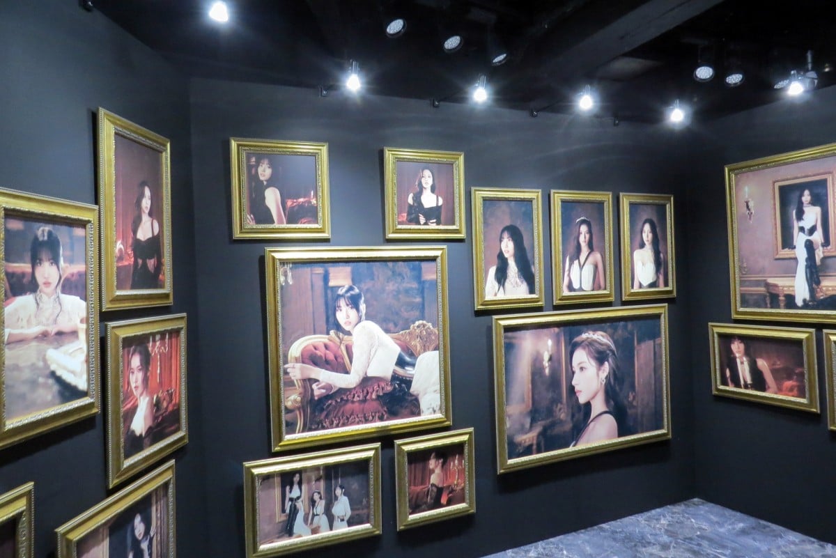 TWICE日本人ユニット・MISAMOが“名画化” 未公開写真&衣装展示 TWICE日本人ユニット・MISAMOが“名画化” 未公開写真&衣装展示