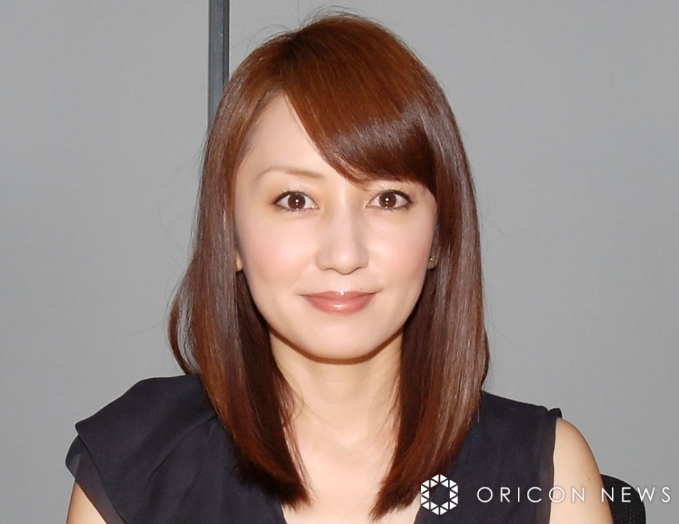 矢田亜希子、美太もも全開！超ミニ×ド派手メイクで“90年代ギャル”に大変身「神スタイル」「44歳とは思えない」 | ORICON NEWS