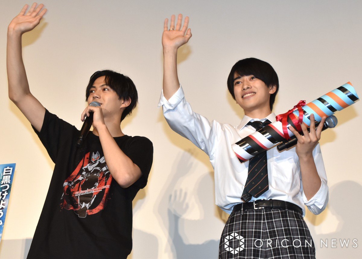 簡秀吉　ギーツ　本島純政　ガッチャード　直筆サイン入　2ショット　生写真　チェキ 映画『ガッチャード＆ギーツ』出演！本島純政さん＆簡秀吉さん