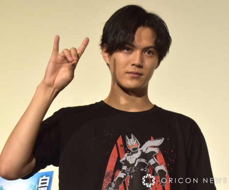 簡秀吉　ギーツ　本島純政　ガッチャード　直筆サイン入　2ショット　生写真　チェキ 映画『ガッチャード＆ギーツ』出演！本島純政さん＆簡秀吉さん