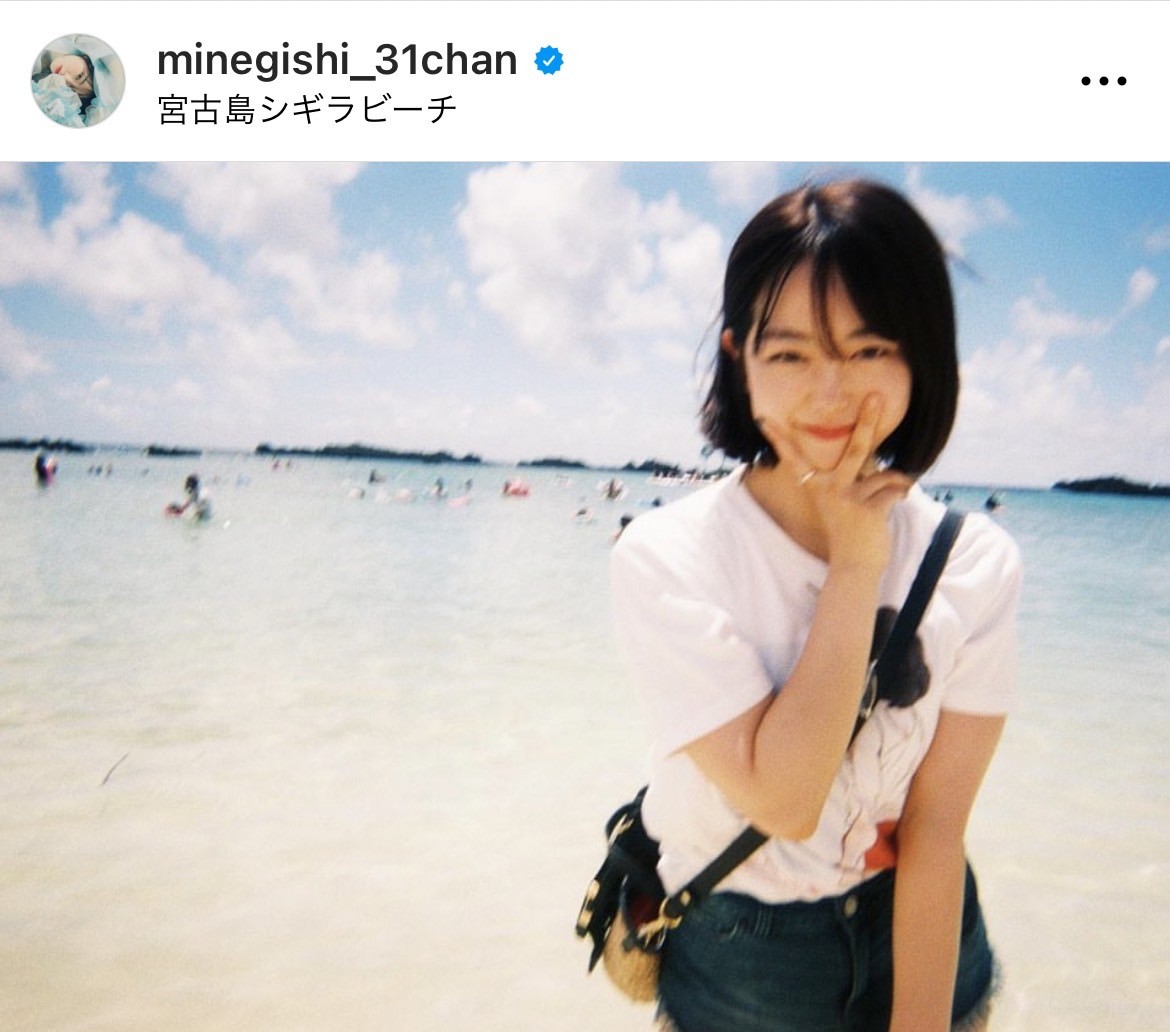 峯岸みなみ“超ミニ”美脚で沖縄満喫 夫・てつやも反応「奇遇ですね。僕