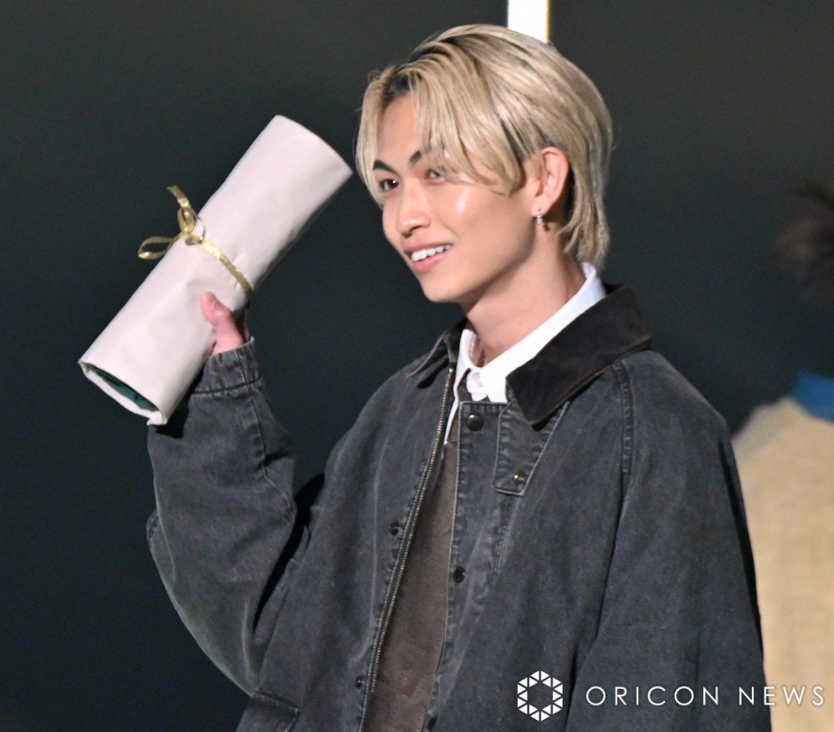 TGC2023A/W】綱啓永、ランウェイトップでウインク＆キス クールに登場