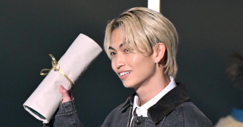 TGC2023A/W】綱啓永、ランウェイトップでウインク＆キス クールに登場