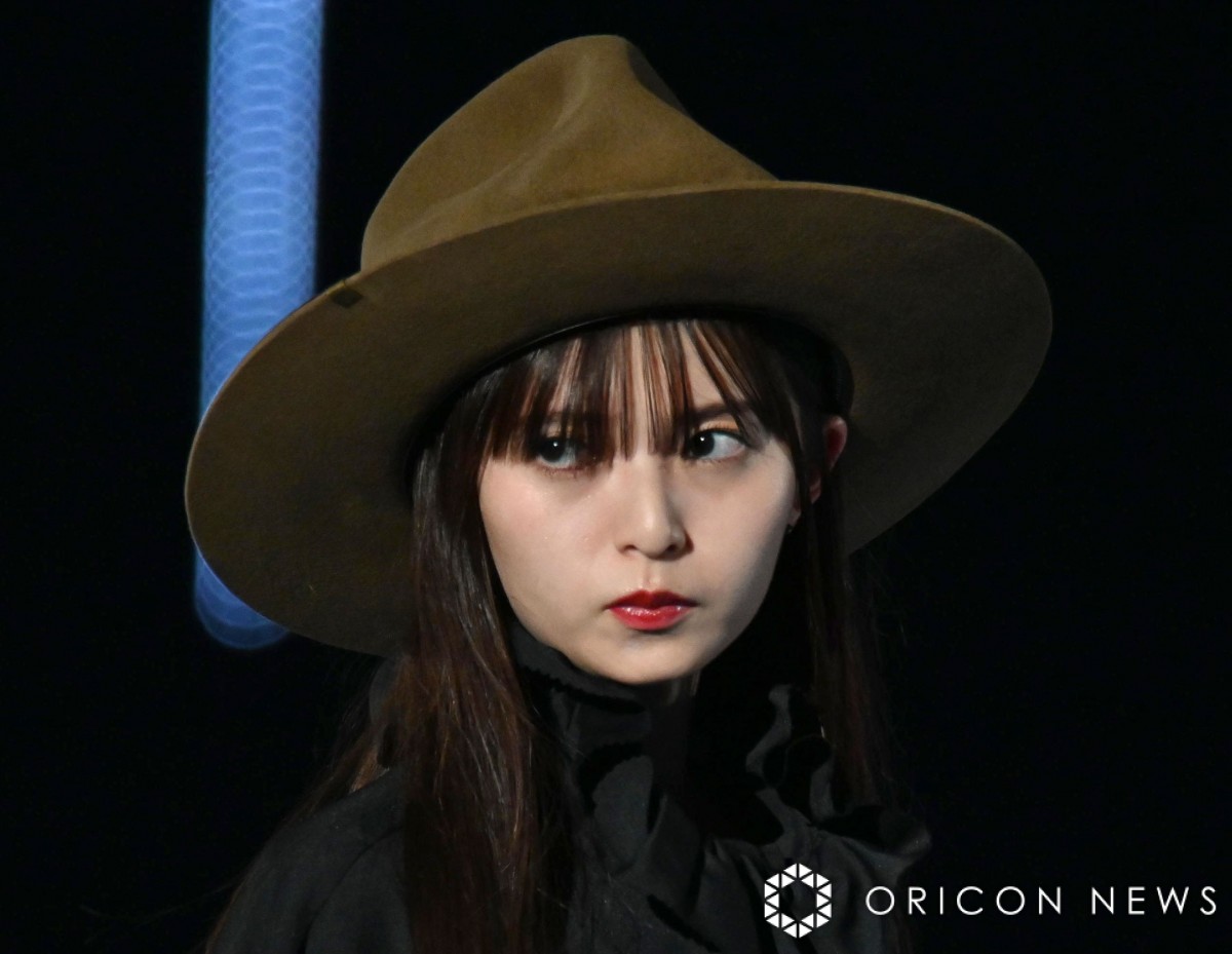 TGC2023A/W】齋藤飛鳥、黒ワンピ＆蛇柄ブーツでダークな雰囲気 観客の