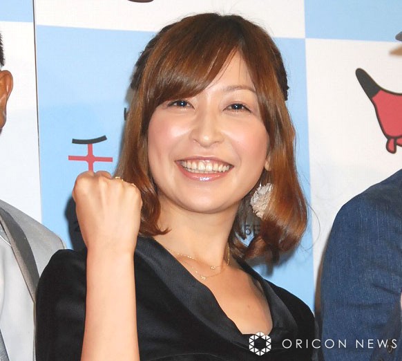 小野真弓、フォルクスワーゲンの真っ赤なSUVで愛犬とくつろぐ「まゆみ