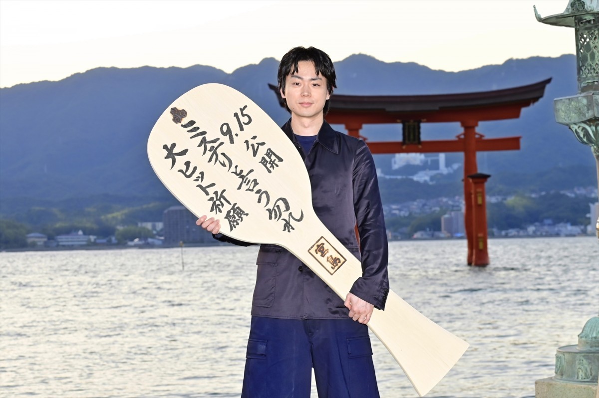 菅田将暉、映画の舞台・広島再訪 宮島・嚴島神社でヒット祈願「気持ち