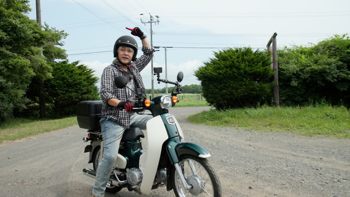 ヒロシ、メニュー2種類の食堂に「イカす！」北海道をスーパーカブで