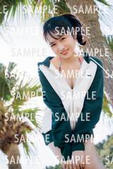 日向坂46上村ひなの、水着×パーカーの海デートカット 1st写真集