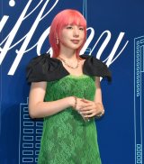 画像・写真 | 仲里依紗、ピンクヘアに鮮やかグリーンのドレス 通行人も