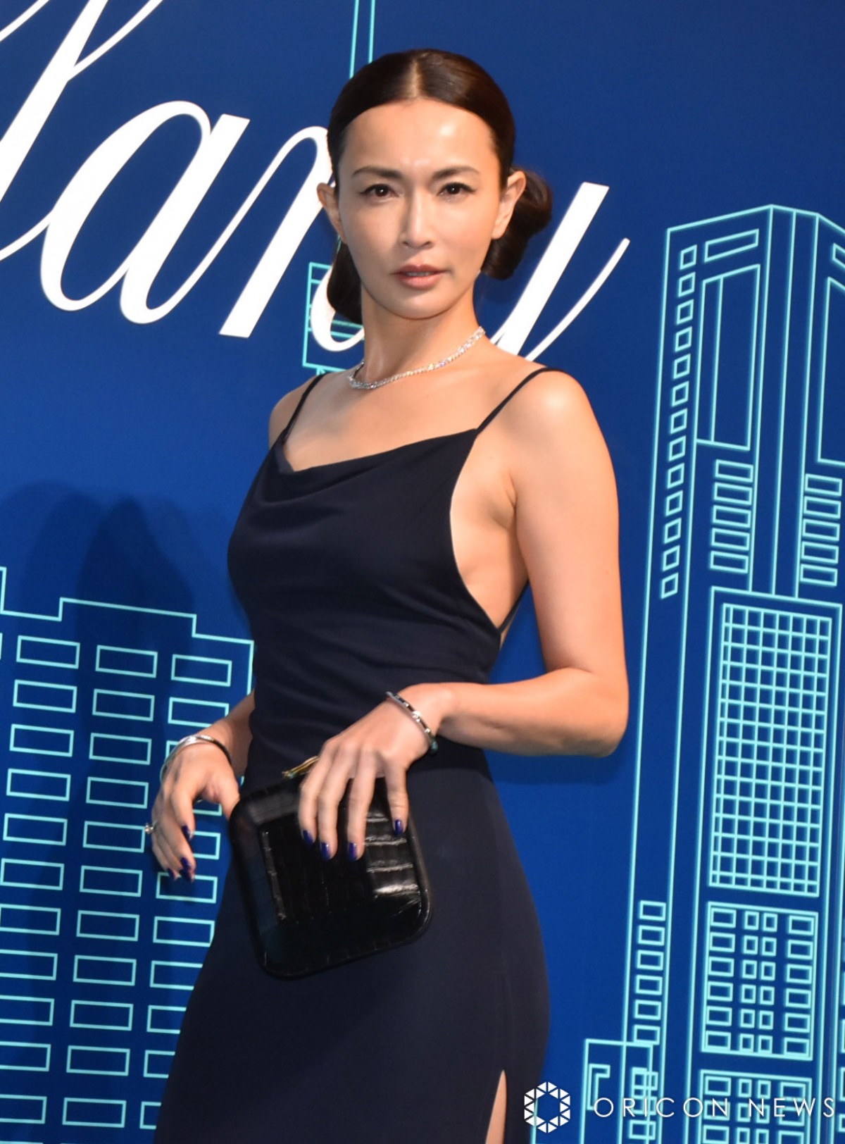 長谷川京子、大胆スリット＆ボディラインをチラ見せドレス 挑発的な視線で魅了 | ORICON NEWS