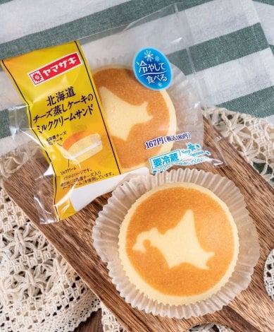 サムネイル 12日発売の『北海道チーズ蒸しケーキのミルククリームサンド』（180円） 