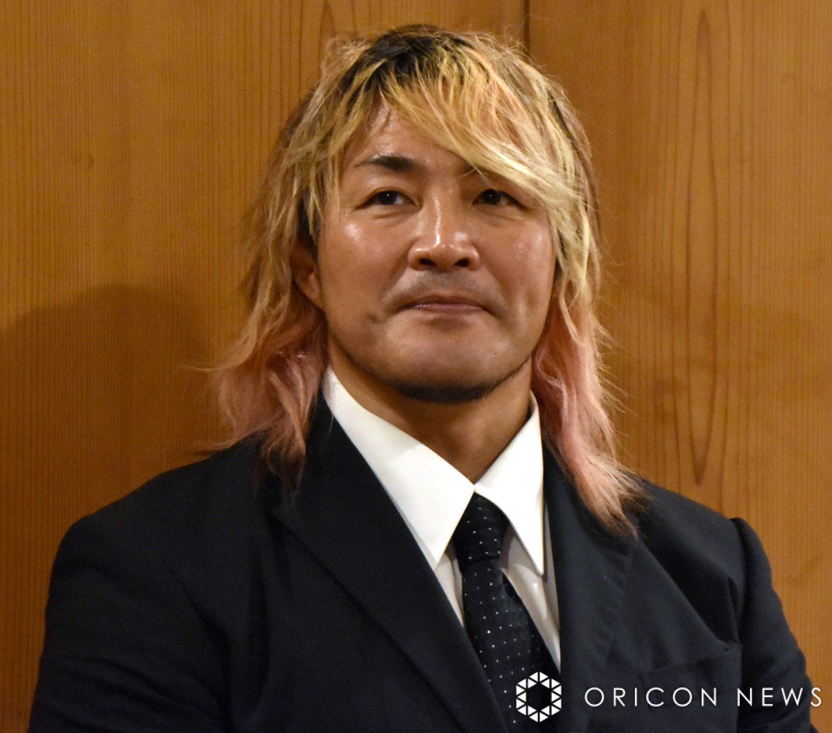 棚橋弘至、アントニオ猪木さん一周忌終え新日本プロレスの飛躍を誓う ブロンズ像からの言葉は「知ったこっちゃねぇよ」 | ORICON NEWS