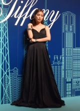 内田理央、大胆な胸元の切れ込み 吸い込まれそうな漆黒のドレスで魅了