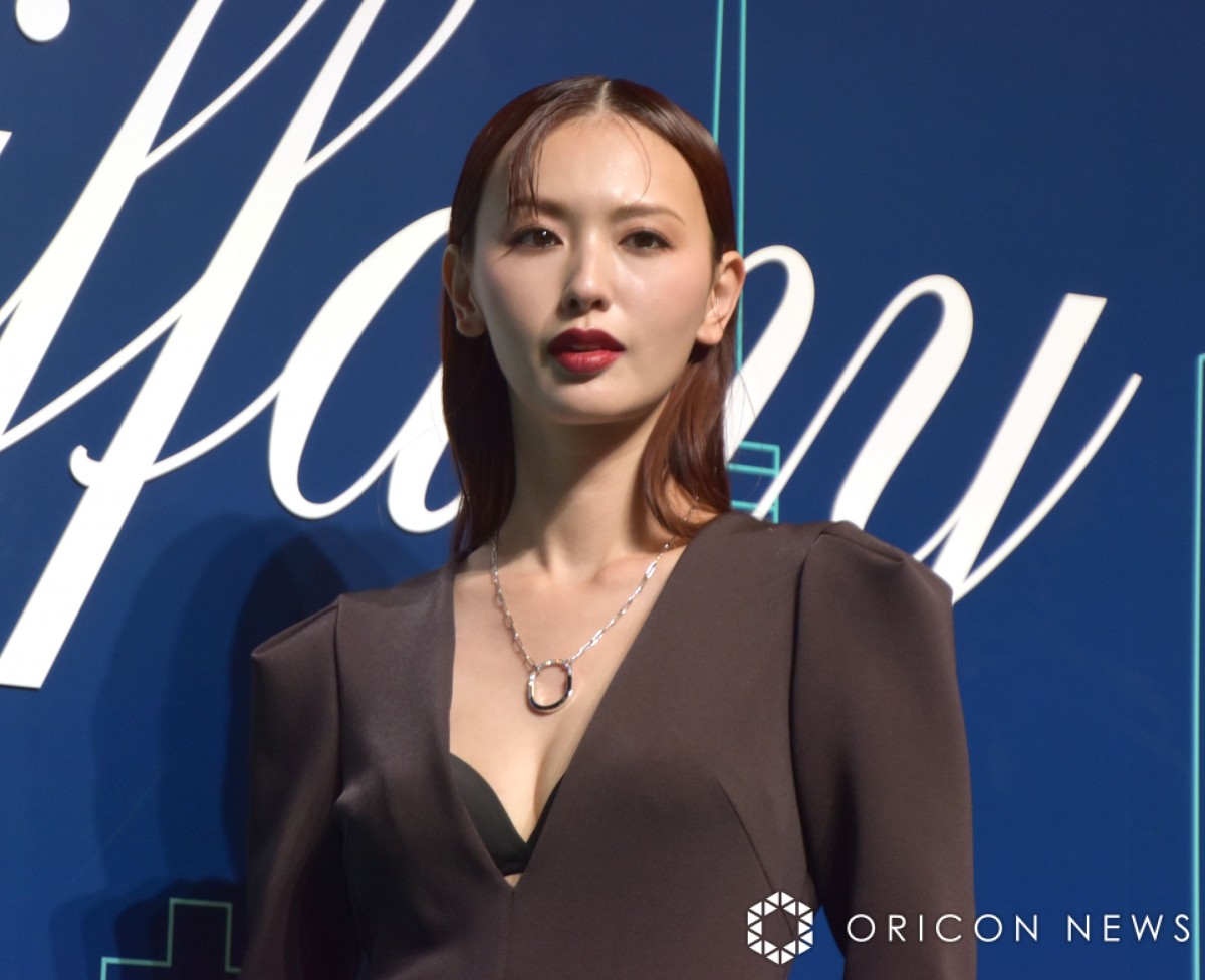 鈴木えみ、見せブラコーディネートで魅了 ティファニーのブルー