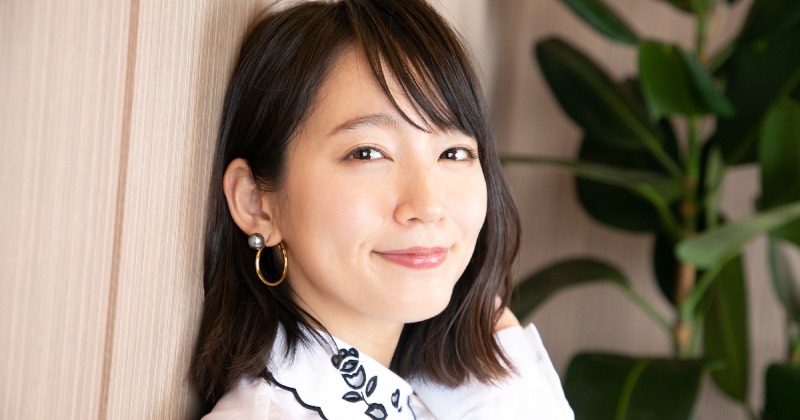 吉岡里帆さん夏姿八つ切りサイズ 吉岡里帆、超ミニスカ×絶妙透けタイツで色気 大胆肩出しの秋色