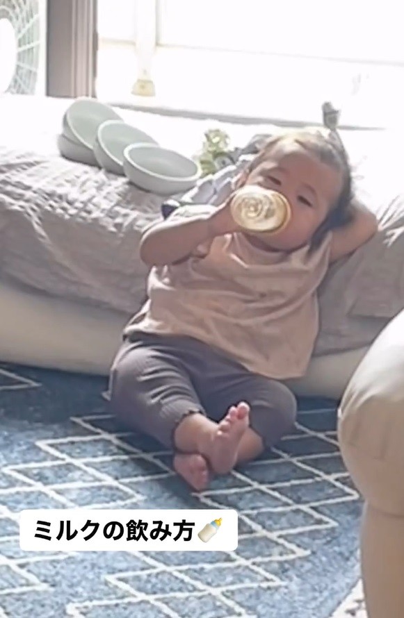 これが4人目末っ子の貫禄…？ 1歳娘のミルクの飲み方に150万再生「多分