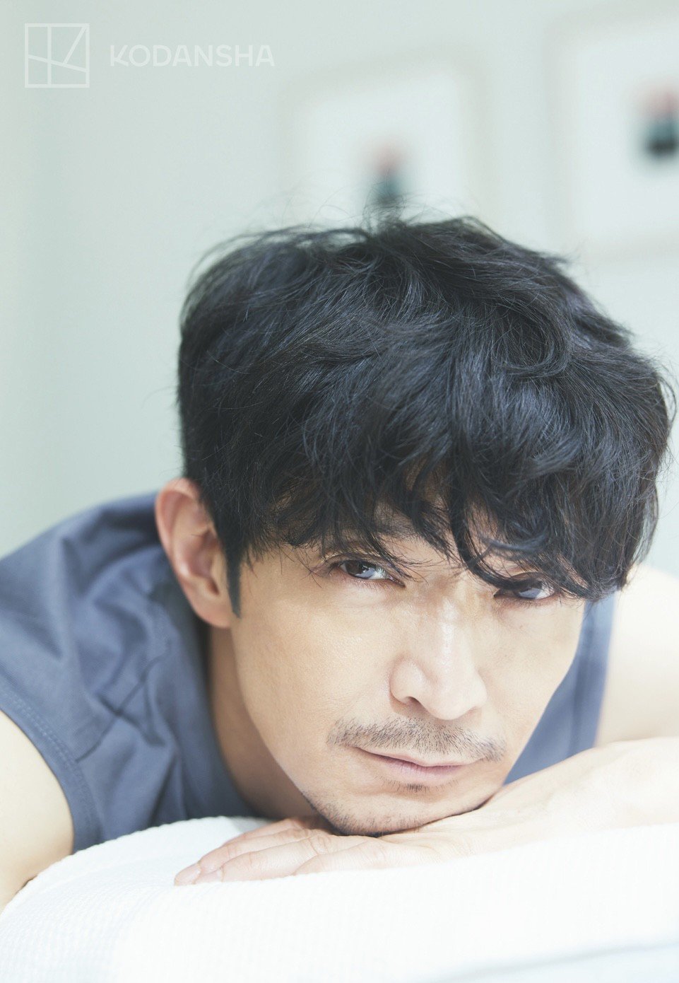 画像・写真 | 津田健次郎52歳の写真集表紙が公開 ブラックスーツで大人の色気！裏表紙は甘え顔？カット 2枚目 | ORICON NEWS