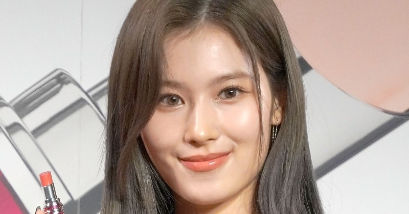 TWICE・SANA、“超ミニ”で輝く美脚を大胆に披露「驚くほど美しい