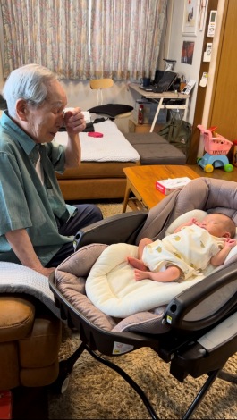 サムネイル 90歳年下のひ孫を前に、涙を流して喜ぶひいおじいちゃん 