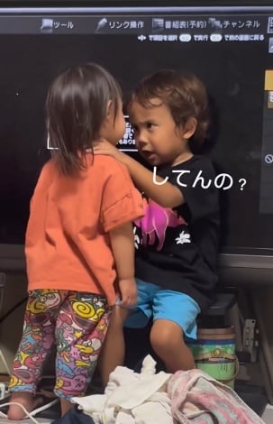 テレビを叩いた1歳の妹さんに対し、厳しい表情で叱る4歳のお兄ちゃん 