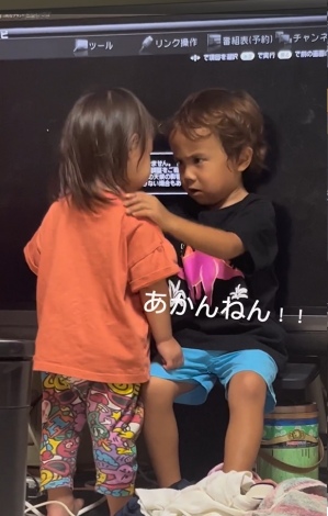 サムネイル テレビを叩いた1歳の妹さんに対し、厳しい表情で叱る4歳のお兄ちゃん 