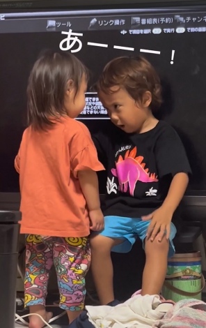テレビを叩いた1歳の妹さんに対し、厳しい表情で叱る4歳のお兄ちゃん 