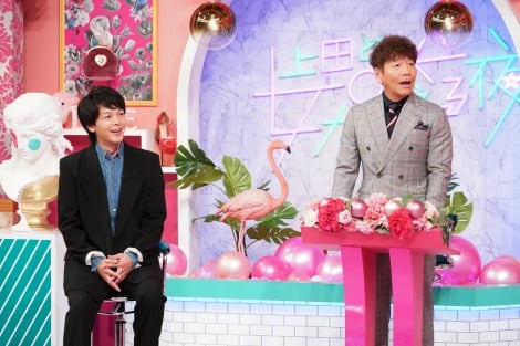 今夜放送の『上田と女が吠える夜』に出演する（左から）中村倫也、上田晋也（C）日本テレビ 
