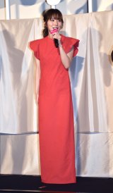 松岡茉優、タイトドレスで魅了 