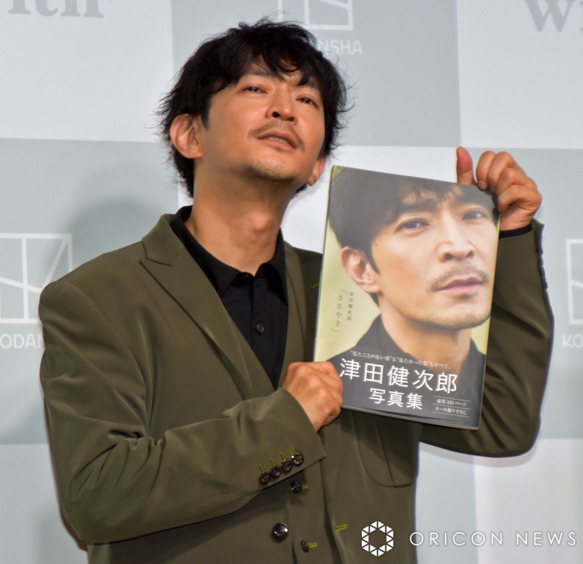 画像・写真 | 津田健次郎、写真集『ささやき』発売で報道陣から