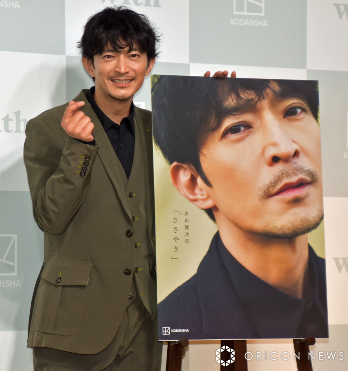 津田健次郎、52歳で写真集発売 アピールして照れ「スゴい恥ずかしい…」 声優仲間に見せる約束も | ORICON NEWS