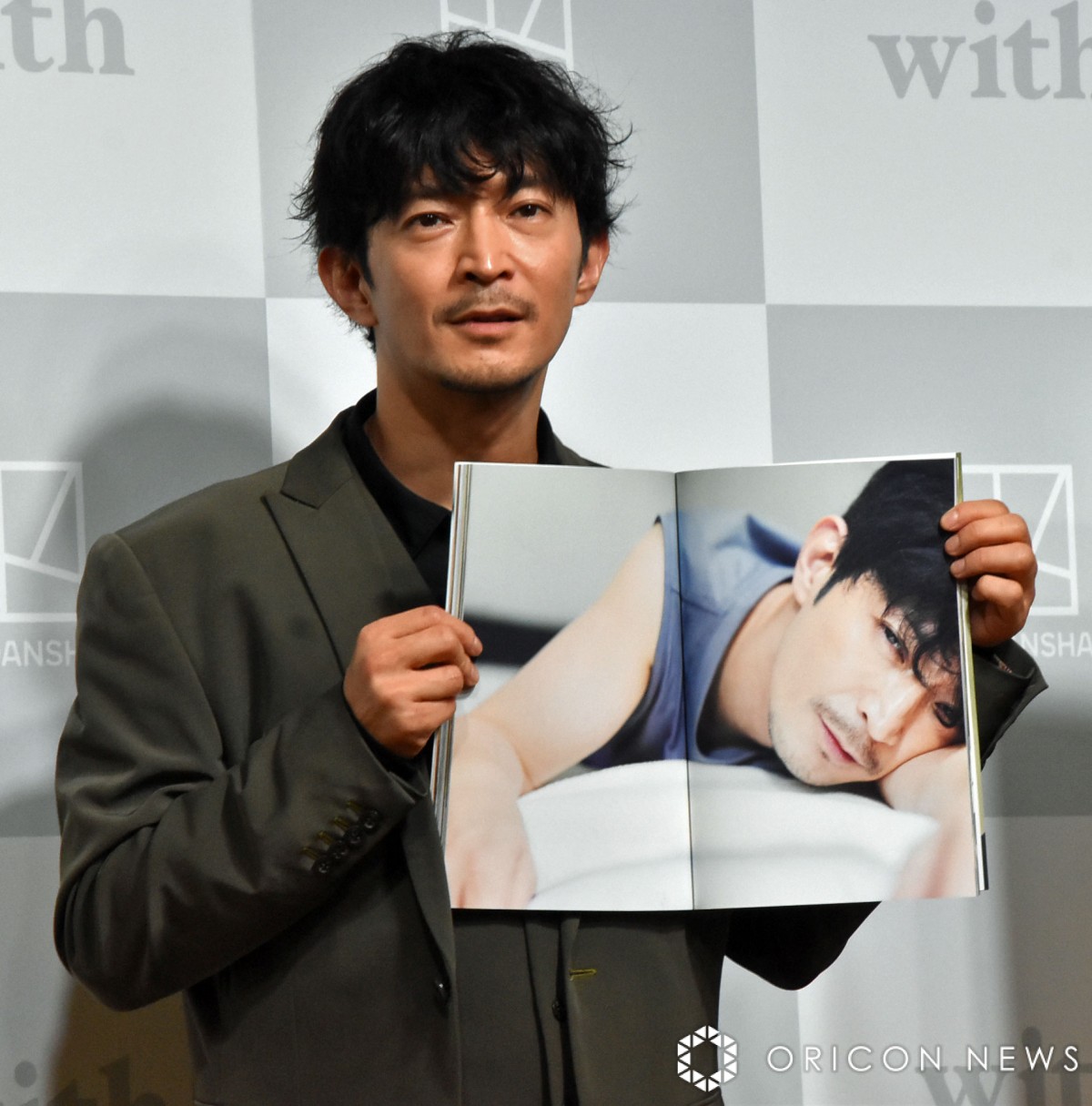 画像・写真 | 津田健次郎、52歳で写真集発売 アピールして照れ