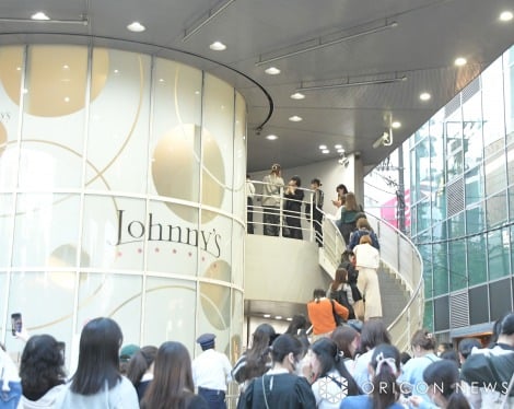 画像・写真 | ジャニーズショップ大阪、営業最終日 「Johnny's」に多くのファン別れ 3枚目 | ORICON NEWS