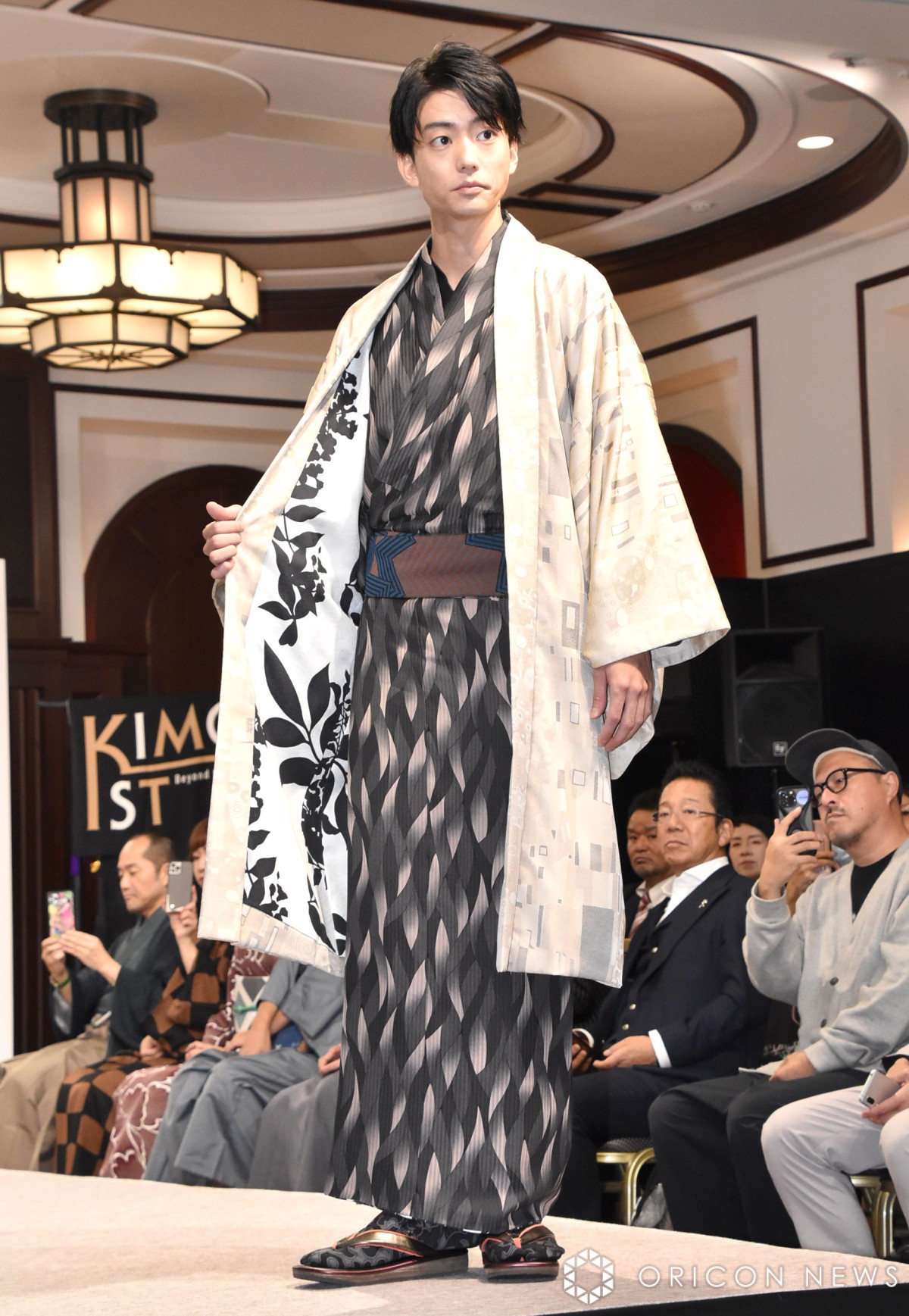 関連動画 | 伊藤健太郎、羽織ひるがえし華麗にランウェイ　『KIMONOIST』受賞に「日本人として光栄」  | ORICON NEWS