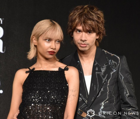 画像・写真 | OKAMOTO'S・オカモトショウ＆シャラ ラジマ、夫婦でブラックカーペット 顔寄せ合うショットも 5枚目 | ORICON NEWS