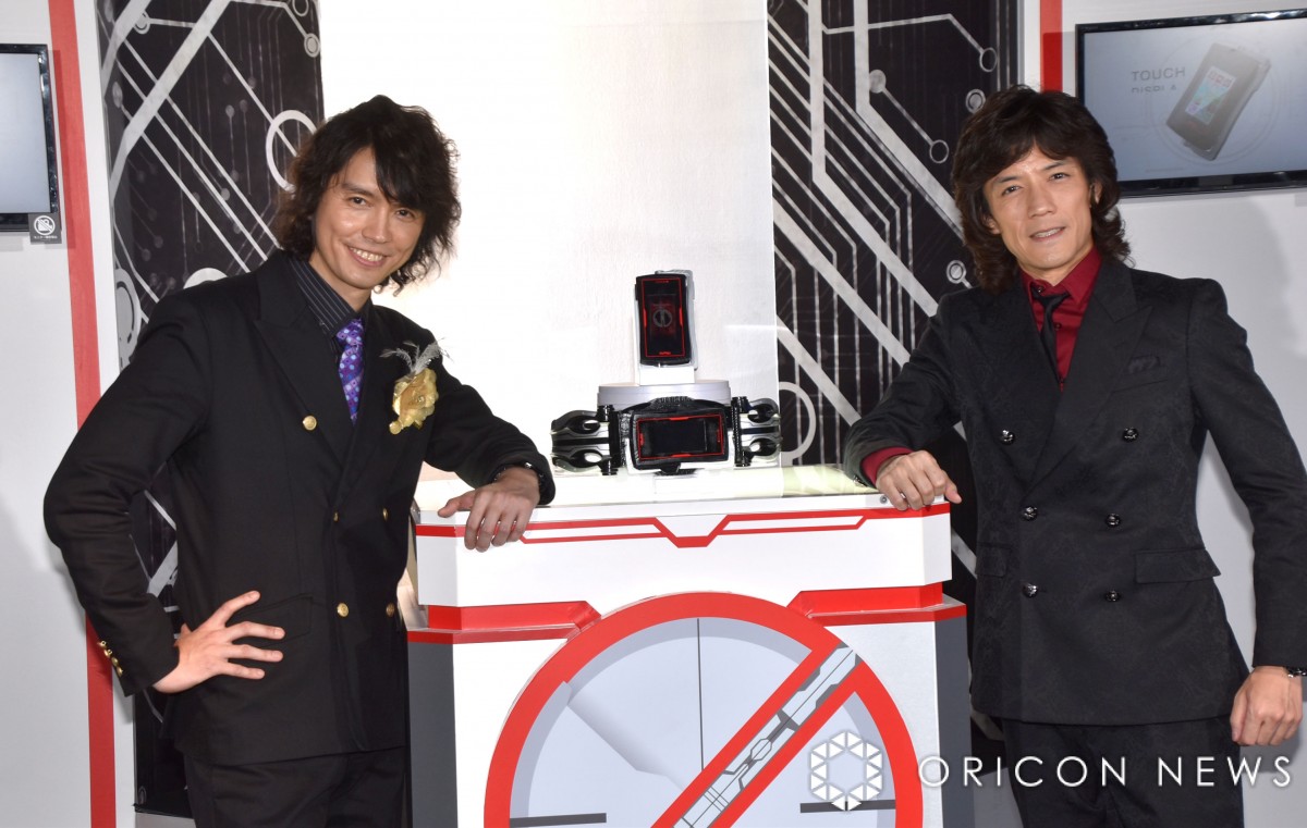 半田健人「ようやくガラケーを卒業しました」 『555』ファイズフォンが